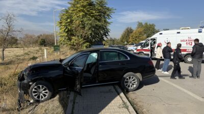 Erzincan’da otomobil ile hafif ticari araç kavşakta çarpıştı. Meydana gelen