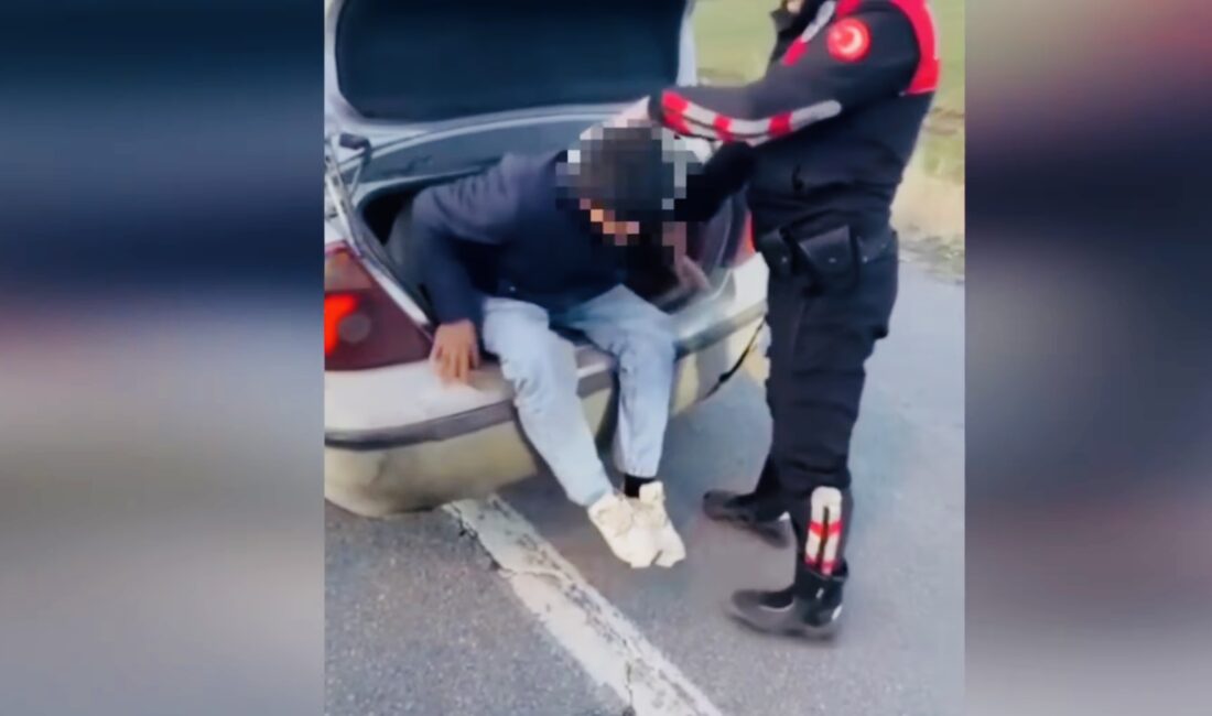 Erzincan’da polis ekipleri tarafından  durdurulan aracın bagajında, ülkeye kaçak yollarla