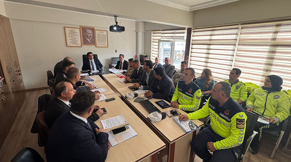 Kemah ilçesinde gerçekleştirilen kış tedbirleri toplantısında, yol güvenliği, ulaşım, enerji