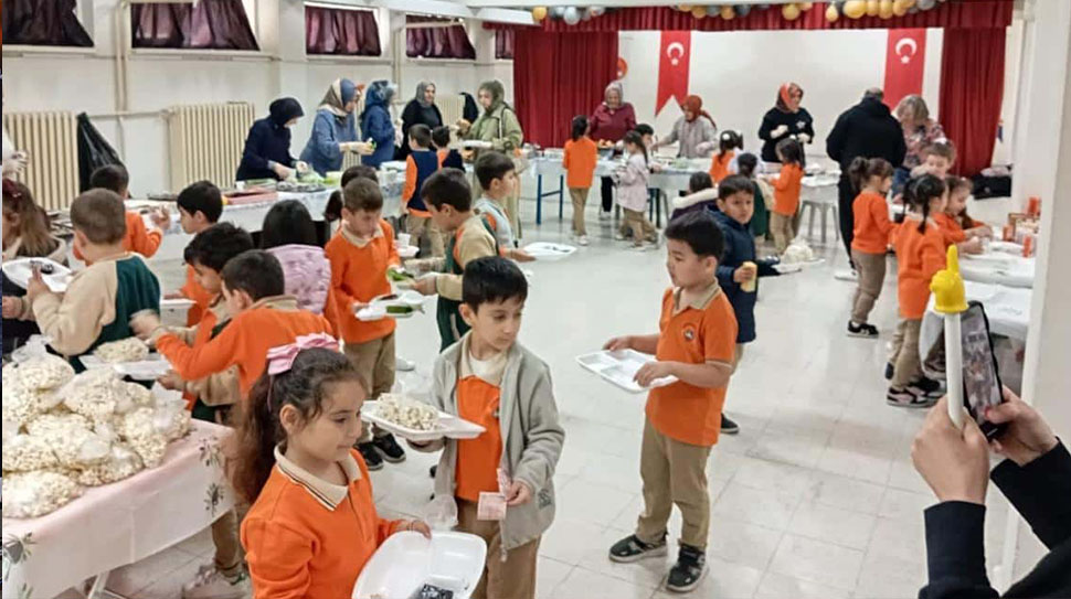 Erzincan Bahçelievler İlkokulu 2-B, 2-C, 2-D ve 3-B sınıfı öğrencileri,