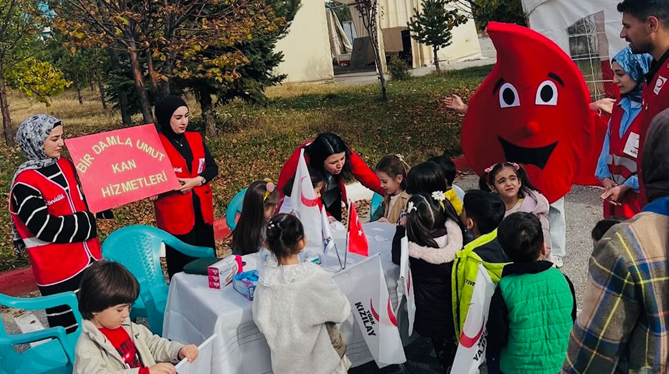 Erzincan’da minik öğrenciler, Kızılay Haftası kapsamında Türk Kızılay Merkezini ziyaret