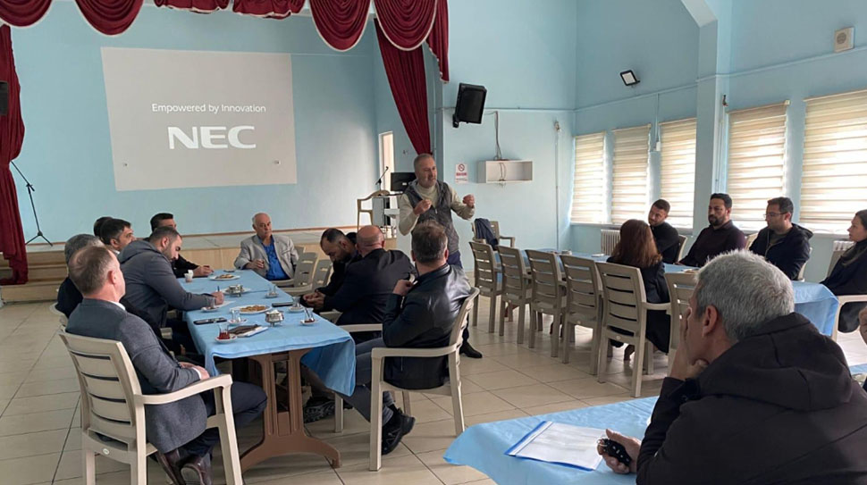 Erzincan Mesleki Eğitim Merkezi Müdürü Bahadır Sazlı, Üzümlü’de bilgilendirme toplantısı