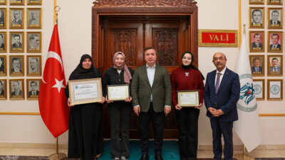 Erzincan Valisi Hamza Aydoğdu, halı yıkama işletmeciliği yapan Birsen Kömürcü