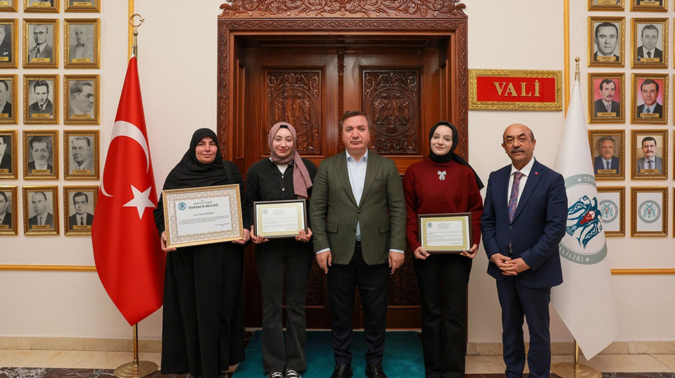 Erzincan Valisi Hamza Aydoğdu, halı yıkama işletmeciliği yapan Birsen Kömürcü