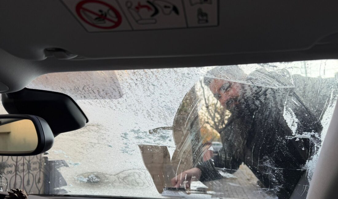 Erzincan’da gece saatlerinde sıcaklığın sıfırın altına düşmesiyle arabaların camları buz