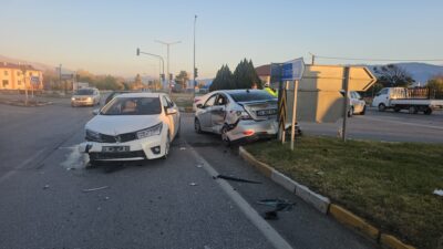 Erzincan’da iki otomobilin çarpışması sonucu 1’i çocuk 5 kişi yaralandı.