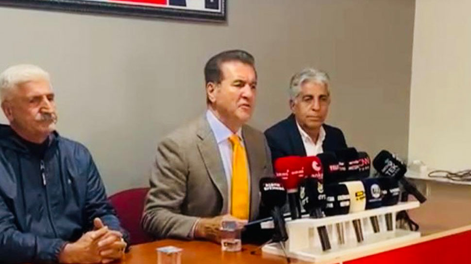 CHP Erzincan Milletvekili Mustafa Sarıgül, partisinin il başkanlığında düzenlediği basın