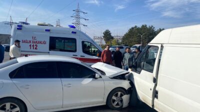 Erzincan’da meydana gelen trafik kazasında, bir otomobil, bir traktör ve