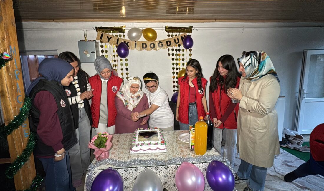 Erzincan’da down sendromlu Sümeyra Demir’in doğum günü, kendisi için hazırlanan