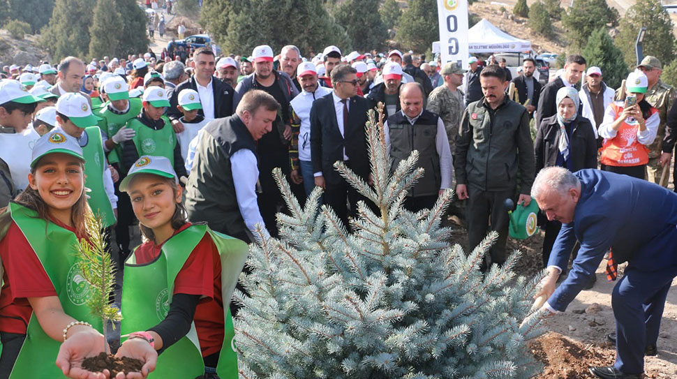 Erzincan’da Milli Ağaçlandırma Günü kapsamında Ergan Dağı’nda binlerce fidan toprakla