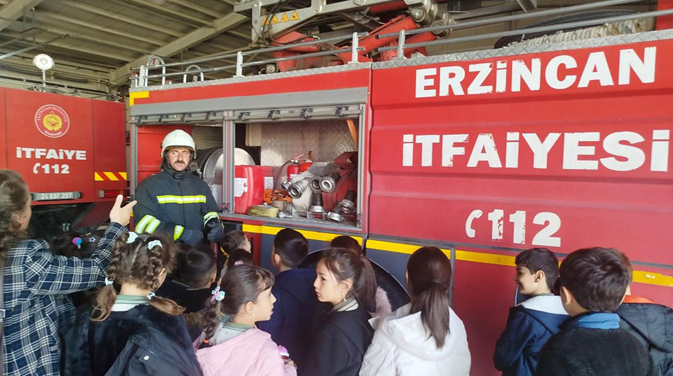 Gazi İlkokulu öğrencileri, Erzincan İtfaiye Müdürlüğü’nü ziyaret ederek yangın güvenliği