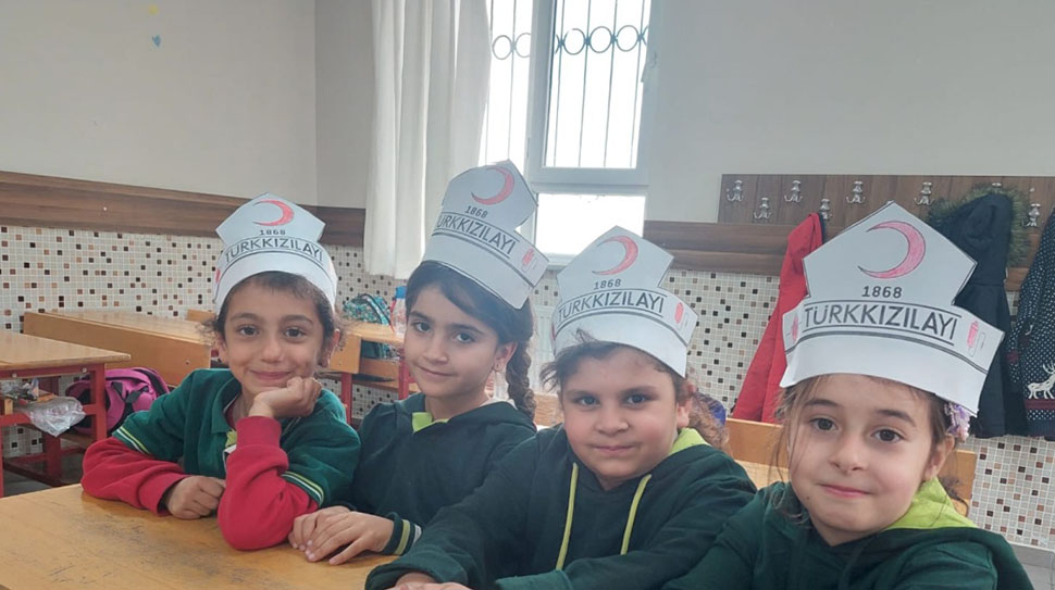 Öğrencilere Kızılay’ın önemini kavratmak için Kemaliye Topkapı Köyü İlkokulu’nda Kızılay