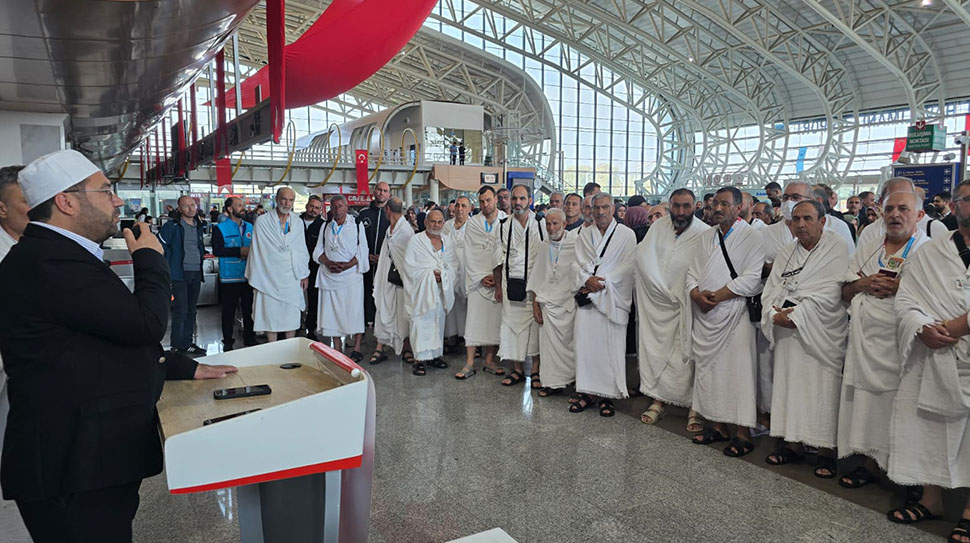 Erzincan’dan kutsal topraklara gitmek üzere yola çıkan 193 kişilik umre