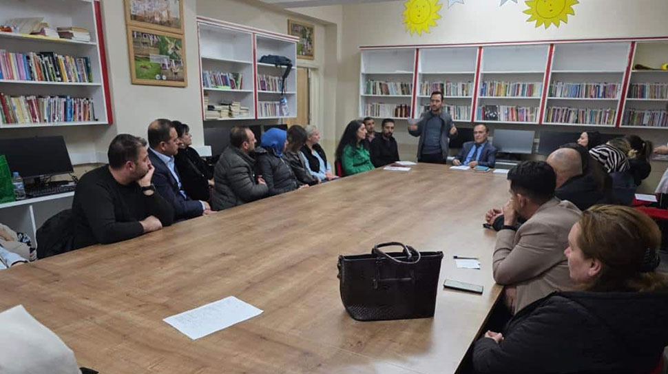 Erzincan Yunus Emre Ortaokulu’nda 8. sınıf DYK kursuna katılan öğrencilerin