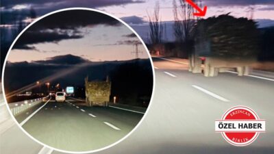 Üzümlü–Erzincan kara yolunda akşam saatlerinde yük taşıyan traktörlerin römork kapaklarının