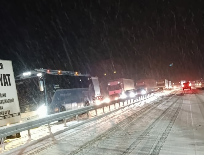 Erzincan’ın yüksek rakımlı bölgelerinde etkili olan yoğun kar yağışı ve