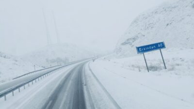 Erzincan–Sivas karayolunun Sakaltutan ve Kızıldağ geçitlerinde sabah saatlerinde etkili olan