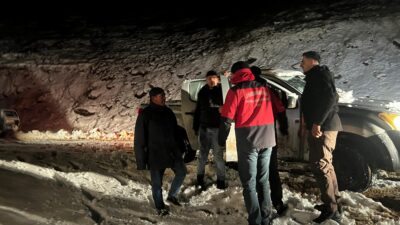 Erzincan’ın Çayırlı ilçesinde kar ve tipiye yakalanan dört kişi, ekiplerin