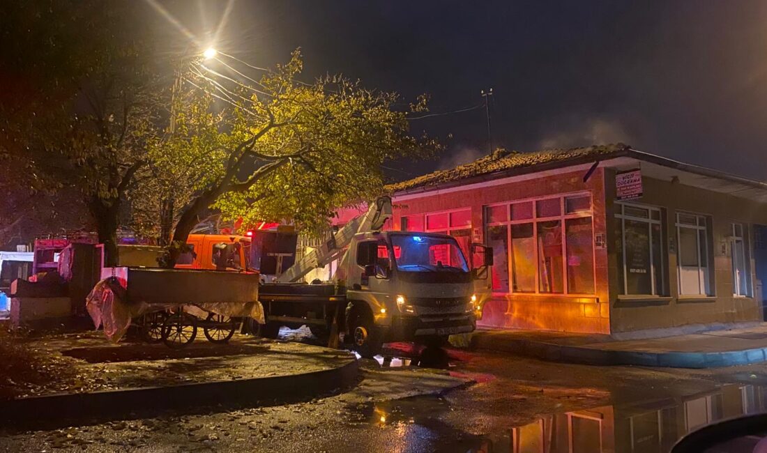 Erzincan’da bir iş yerinde gece saatlerinde çıkan yangın, itfaiyenin müdahalesiyle