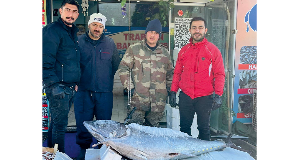 Balıkçılar tarafından Karadenizi’nde avlandıktan sonra Erzincan’a getirilen 95 kilogram ağırlığında