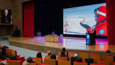 Erzincan Binali Yıldırım Üniversitesi’nde düzenlenen “Beyaz Kıta, Mavi Gelecek” söyleşisinde,