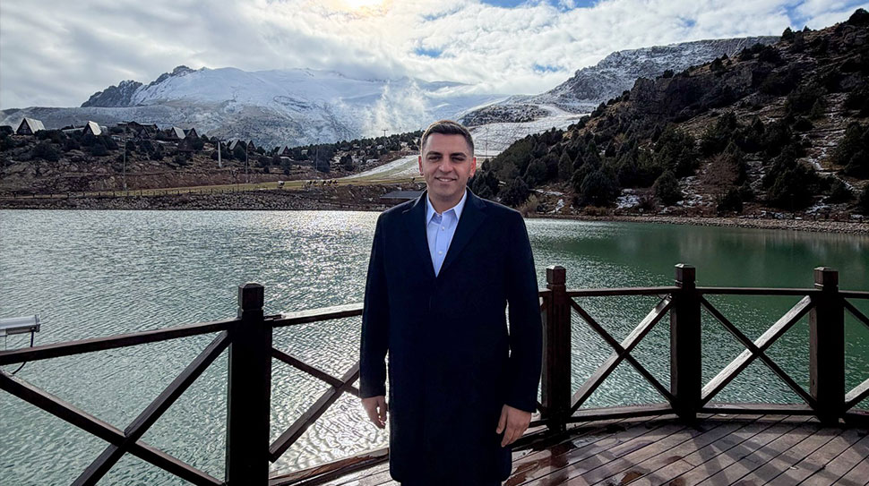 Ergan Dağı’nın yüksek kesimlerinde başlayan kar yağışı, kayak sezonunun kapıda