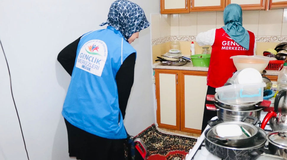 Üzümlü Gençlik Merkezi, Dünya Gönüllüler Günü kapsamında yaşlı bir kadını