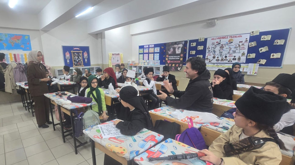 İliç İlçe Millî Eğitim Müdürü Hasan Mutlu, beraberinde şube müdürü