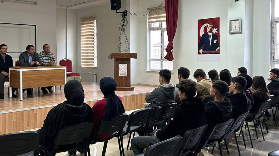 Üniversite sınavlarına hazırlanan 12. sınıf öğrencilerinin akademik başarılarını artırmak ve