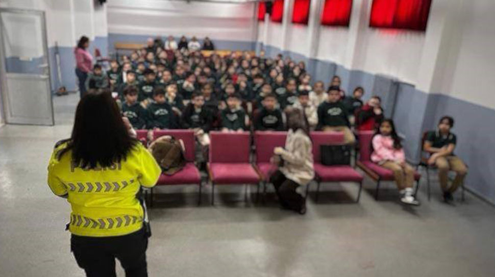 Erzincan’da “Güvenli Gelecek” projesi kapsamında iki ortaokulda 250 öğrenci ve