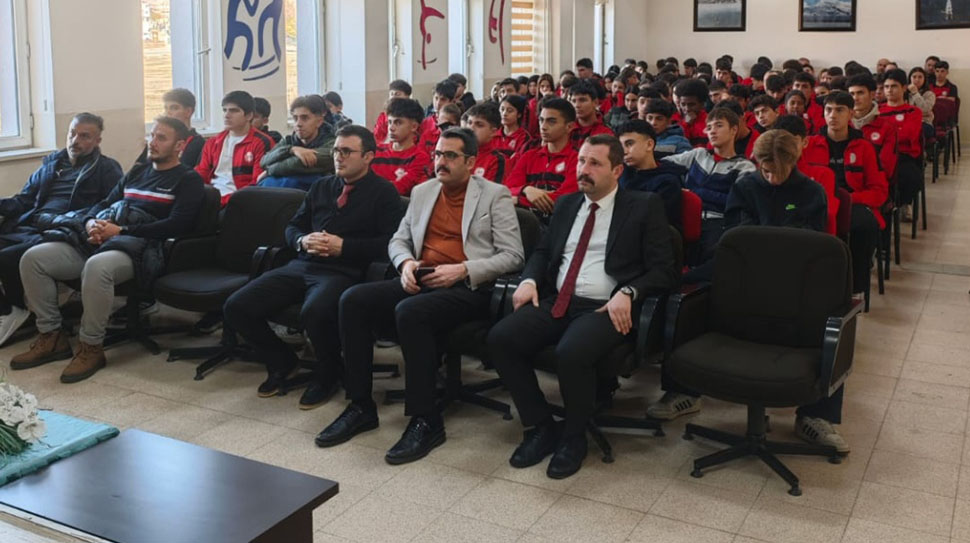 Erzincan Spor Lisesi’nde Doğu Türkistan’daki İnsanlık Dramına Seminerle Işık Tutuldu.Erzincan