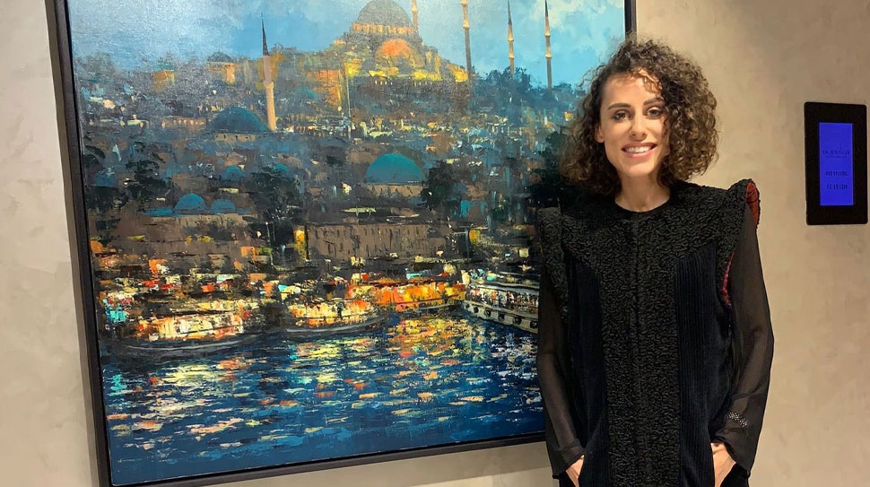 Eğitim hayatını ABD’de birincilikle tamamlayan, sanat ve iç mimari alanındaki