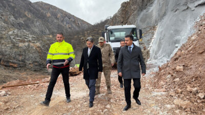 Sarp coğrafyasıyla bilinen Kemaliye hattında inşa edilen tüneller, ulaşımı kolaylaştırarak