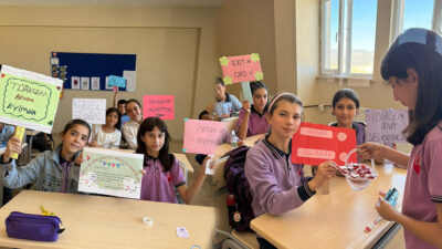 İliç İbrahim Çeçen İmam Hatip Ortaokulunda, Türkçe öğretmeni Burcu Koçan