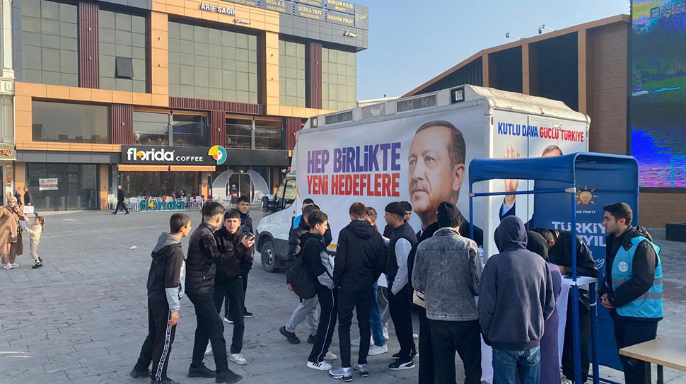 AK Parti heyeti, Dörtyol Kızılay Meydanı’nda kurulan “AK Nokta” standını