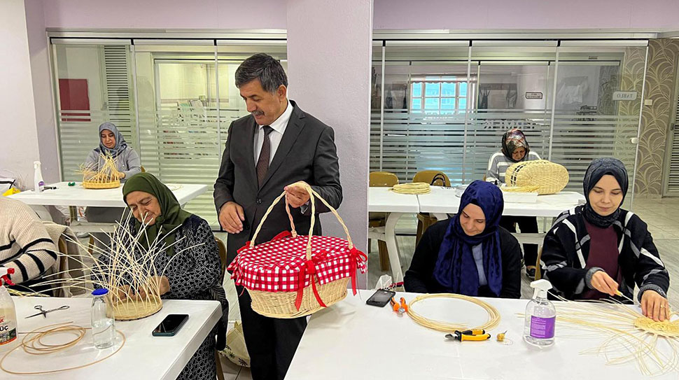 Erzincan Belediye Başkanı Bekir Aksun, kadınların mesleki gelişimine büyük önem