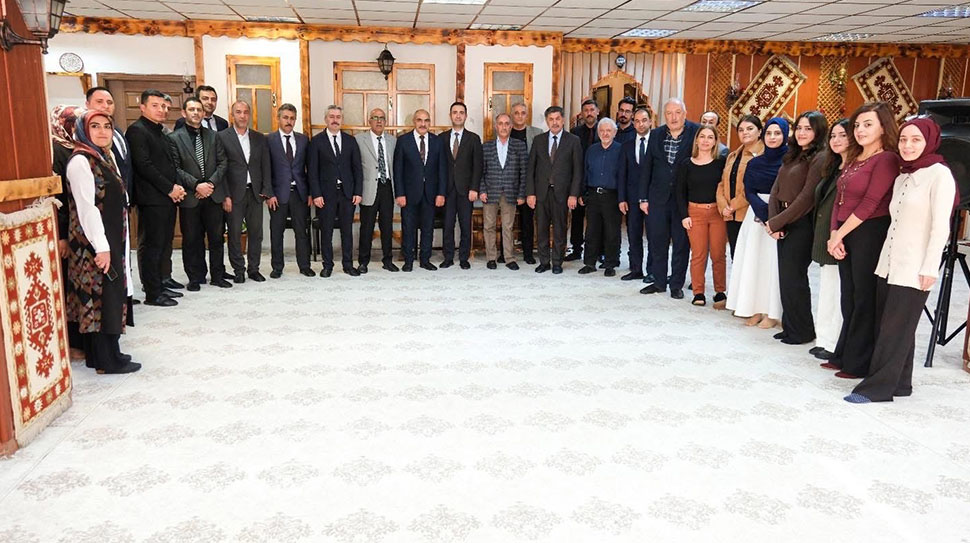 Erzincan Belediye Başkanı Bekir Aksun, belediye bünyesinde görev yapan personelle