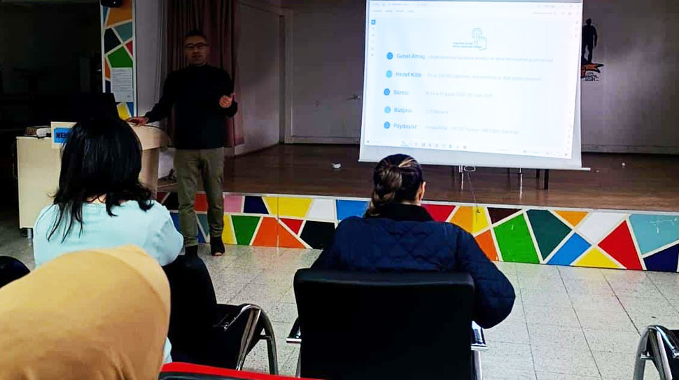 Mehmetçik Ortaokulu’nda Öğretmen Eğitimi Dijital Ekosistemi Projesi Hakkında Bilgilendirme Toplantısı