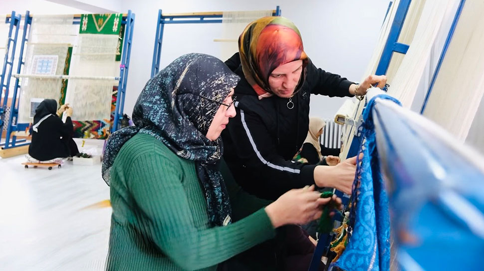 Erzincan Belediyesi’nin ERMEK çatısı altında düzenlediği “Cengerli Kilim Dokuma Kursu”,