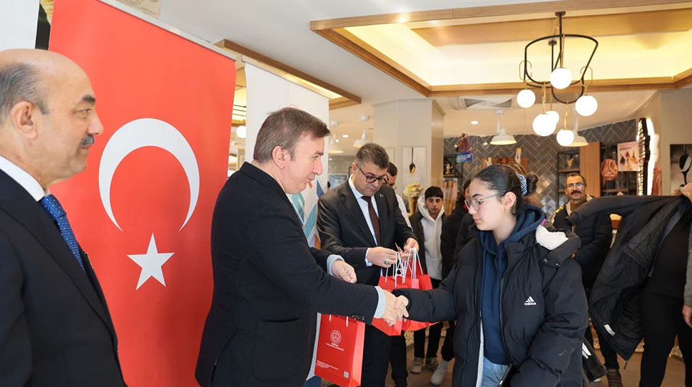 Erzincan’da “Biz Bir Aileyiz” etkinliğinde Vali Hamza Aydoğdu, gençlerle bir araya