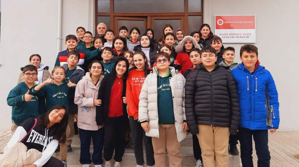 Erzincan İMKB Müşir Zeki Paşa Ortaokulu Değerler Kulübü öğrencileri, öğretmenleri