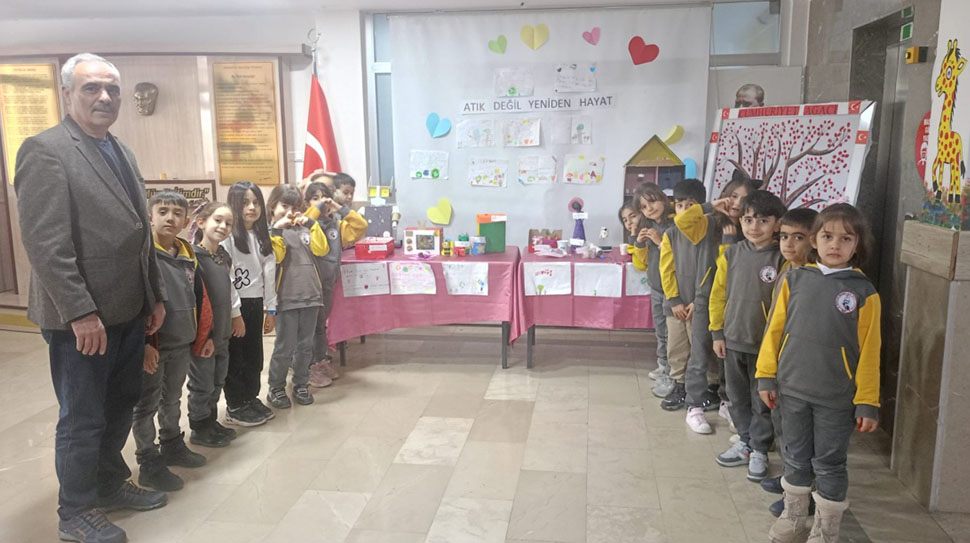 Erzincan Mehmet Akif Ersoy İlkokulu 2/A sınıfı öğrencileri, öğretmenleri rehberliğinde