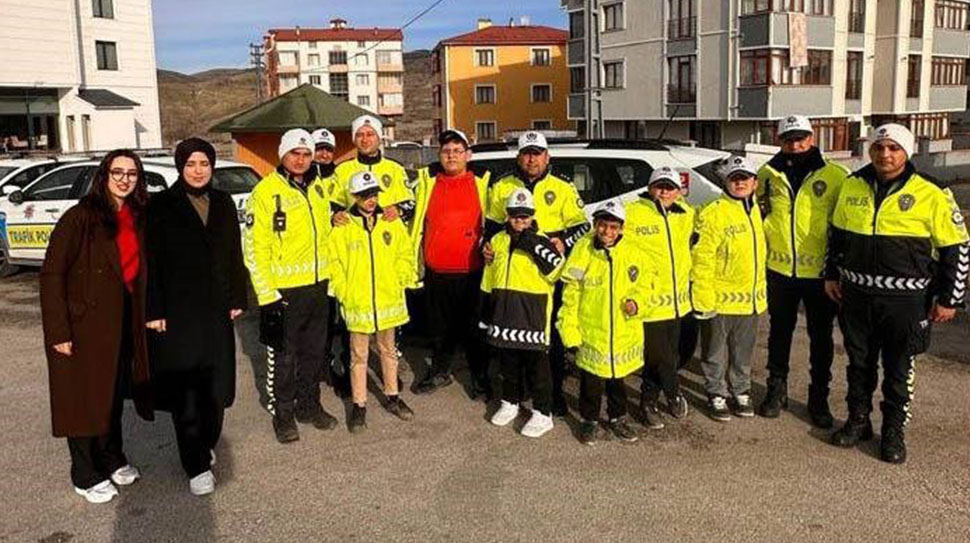 Refahiye YİBO’da özel öğrencileri ziyaret eden Erzincan Bölge Trafik ekipleri,