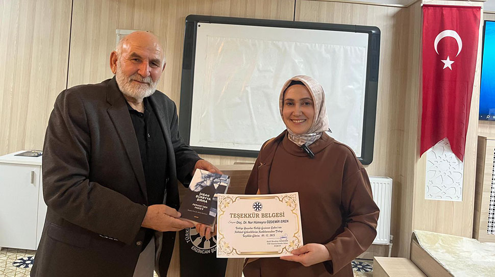 Türkiye Yazarlar Birliği Erzincan Şubesi’nin düzenlediği programda konuşan Doç. Dr.