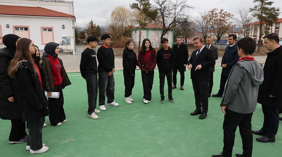 Erzincan Valisi Hamza Aydoğdu, Erzincan Lisesi’ni ziyaret ederek, öğrencilerin daha