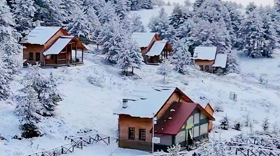 Erzincan’ın doğa harikası Dumanlı Tabiat Parkı, kar yağışıyla birlikte beyaz