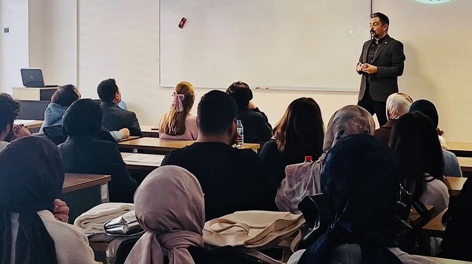 Erzincan Binali Yıldırım Üniversitesi Eczacılık Fakültesi’nde düzenlenen “Mesleğin Sesi Olmak: