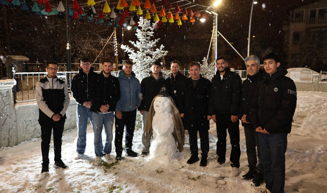 Erzincan Valisi Hamza Aydoğdu, İl Halk Kütüphanesi önünde karşılaştığı öğrencilerin