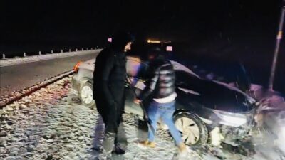 Erzincan’da meydana gelen kazada kontrolden çıkan otomobilin bariyerlere çarpması sonucu