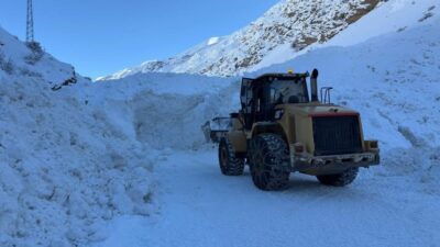 Kemaliye ilçesinde etkili olan yoğun kar yağışı ve olumsuz hava